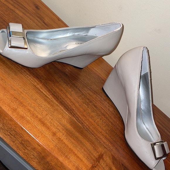 FLAWED Bandolino peep toe bow wedges taupe grey - Picture 7 of 10